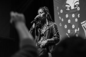 ANA TIJOUXs cantando