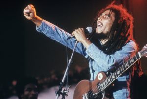 El músico jamaiquino Bob Marley, durante un concierto en una imagen de archivo. (Photo by Hulton Archive/Getty Images